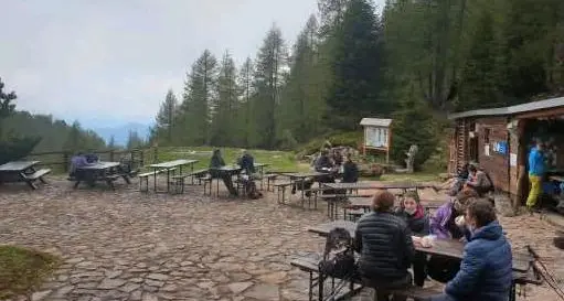 La ripartenza nei rifugi alpini Pasti solo all'aperto e distanziamento dei tavoli