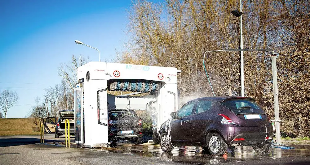 Virus, infermiera multata Si ferma a sanificare l'auto: ora deve pagare 600 euro