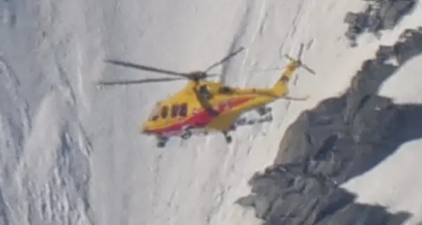 Investiti da scarica di ghiaccio in Presanella: il video del recupero in elicottero