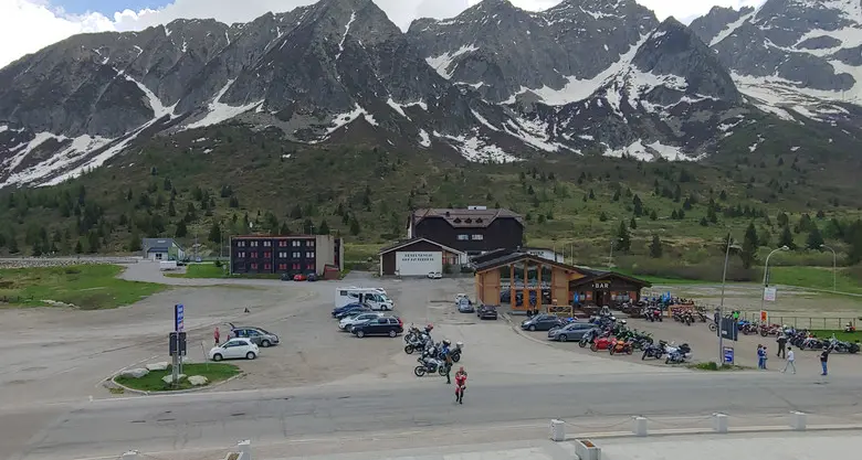 Tonale, l'ultimo giorno del confine chiuso Lato lombardo affollato, vuoto in Trentino