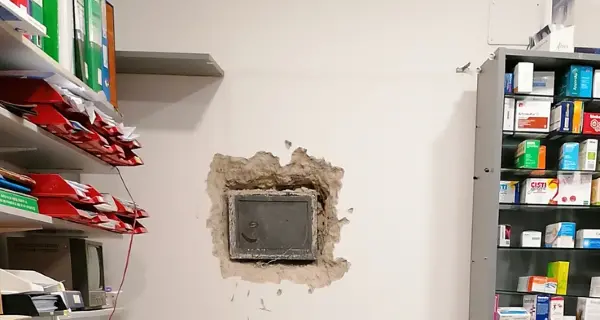 Blitz dei ladri in farmacia Forzate tre casse ma la cassaforte regge