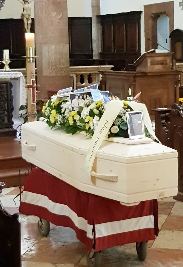 Folla e commozione per l'addio a Tommy