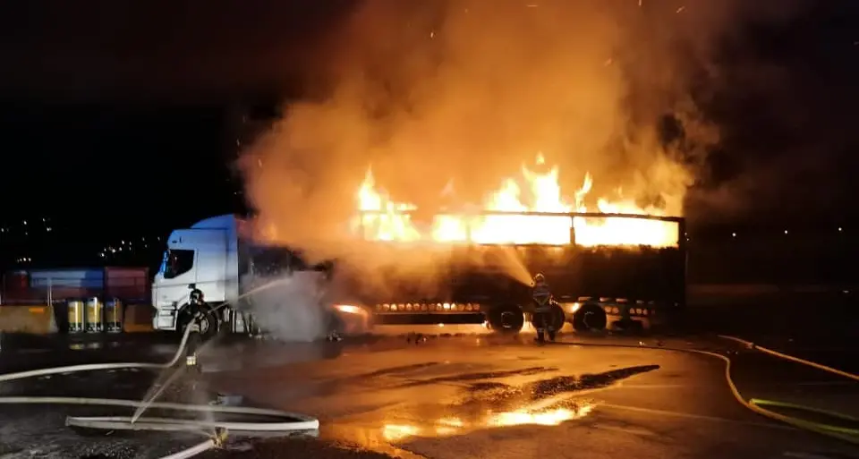 A22, Tir va in fiamme nella notte nell'area di servizio di Nogaredo