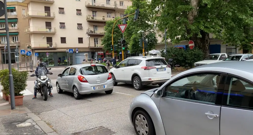 Contromano a Trento su Largo Nazario Sauro ci si immette a sinistra VIDEO