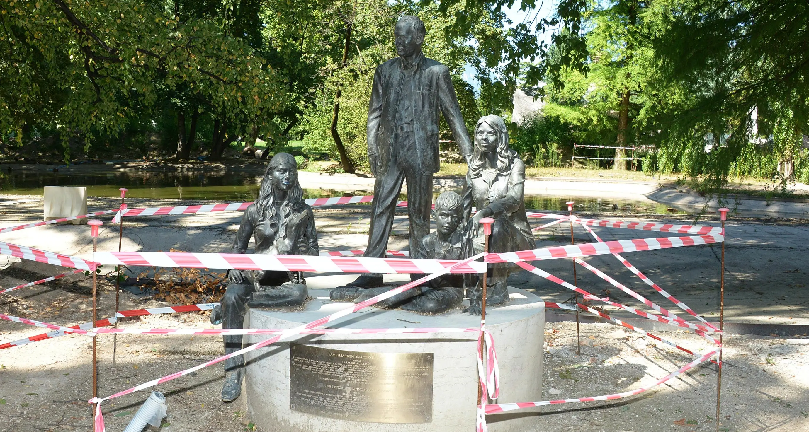 La statua di Montanelli e quella alla famiglia