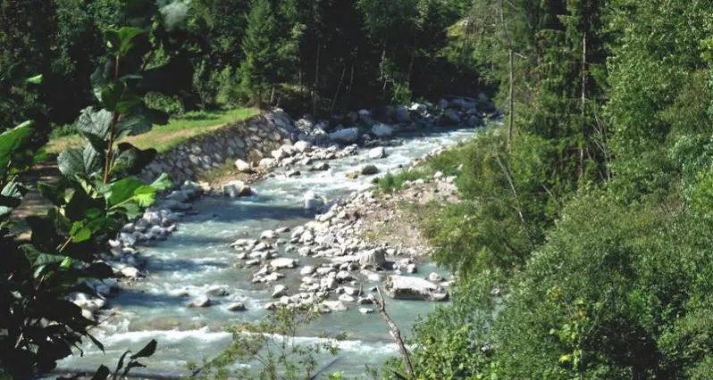 Tragedia in Valle di Sole: pescatore muore fulminato