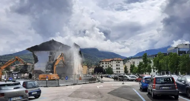 Giù l'ultima costruzione: il Follone diventa così il piazzale più vasto in regione