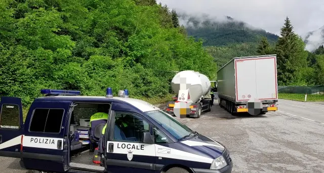 Tir dal Bus de Vela a Brescia per evitare pedaggi autostradali E scattano i controlli