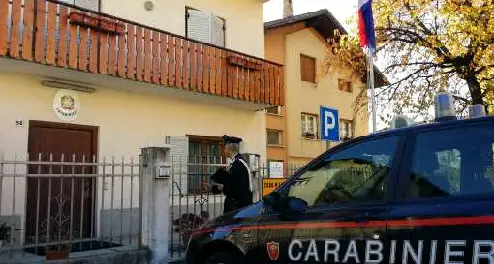 Imprenditore denunciato per sfruttamento di 8 stranieri nella raccolta delle mele