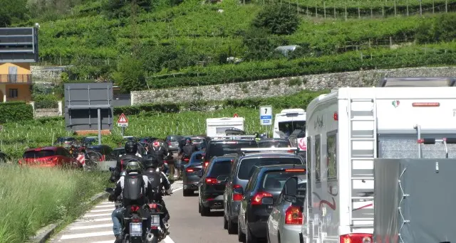 Il ritorno alla normalità sulla Loppio-Busa è questo; code interminabili