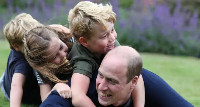 Il principe William compie 38 anni, foto coi figli scattate da mamma Kate