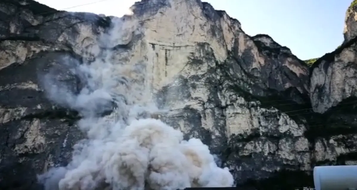 Polverizzato il blocco di roccia che minacciava dall'alto Maso Nuovo