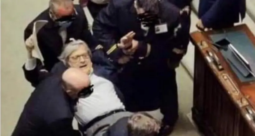 Il presidente del Mart Vittorio Sgarbi espulso da Montecitorio per parolacce e insulti Portato fuori di peso dai commessi - Video