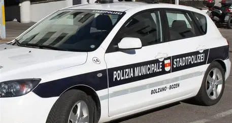 Giovane trentina investe in bici un pedone a Bolzano e scappa Individuata con le telecamere