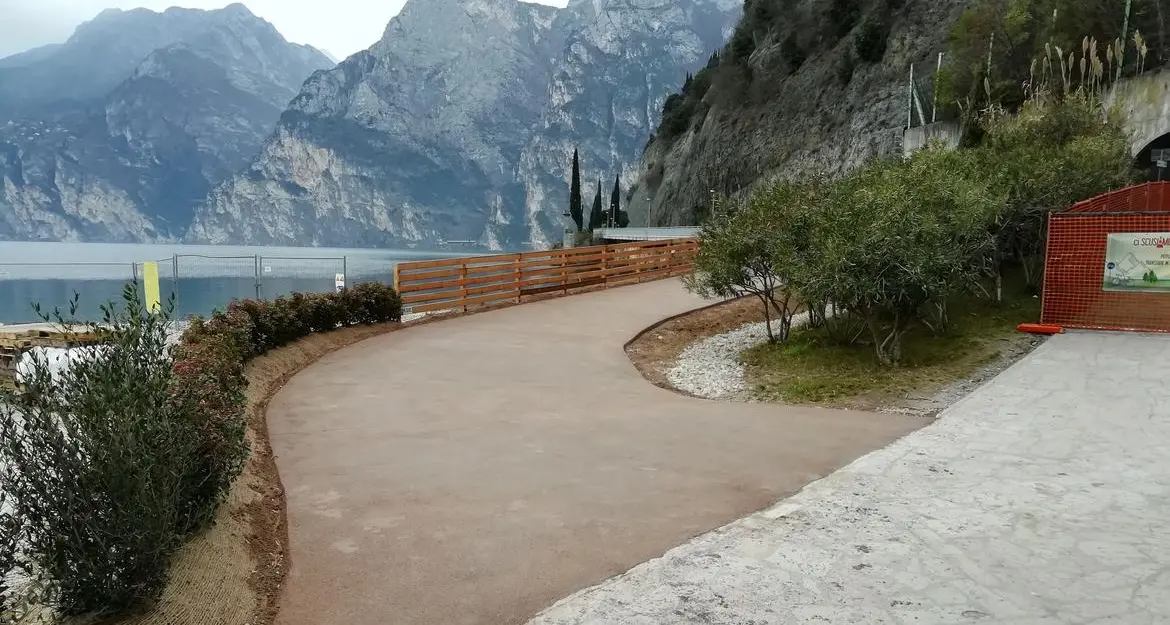 Riaperta la ciclopedonale fra Riva e Torbole Anche sulla strada si ritorna alla normalità