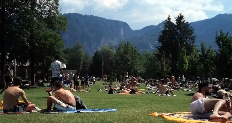 Due giugno con gita al lago per molti trentini Il virologo Pizzato: in acqua non si rischia il contagio Ma fuori serve attenzione su distanze e droplet