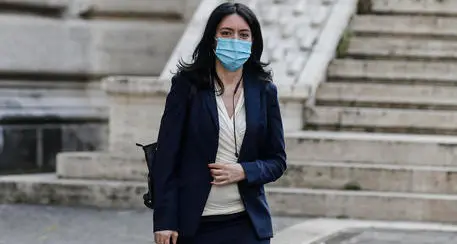 Scuola, si torna in presenza con i divisori tra i banchi L'annuncio del premier Conte