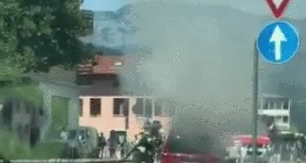 Una vettura va a fuoco alla rotonda di S.Bartolomeo pompieri al lavoro - VIDEO