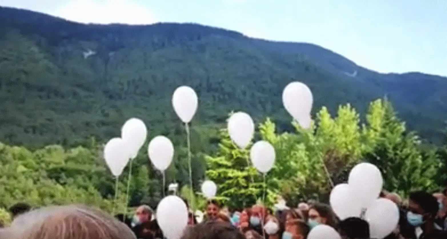 Una folla ai funerali di Giada: un volo di palloncini bianchi per la bimba di 10 anni di Ton