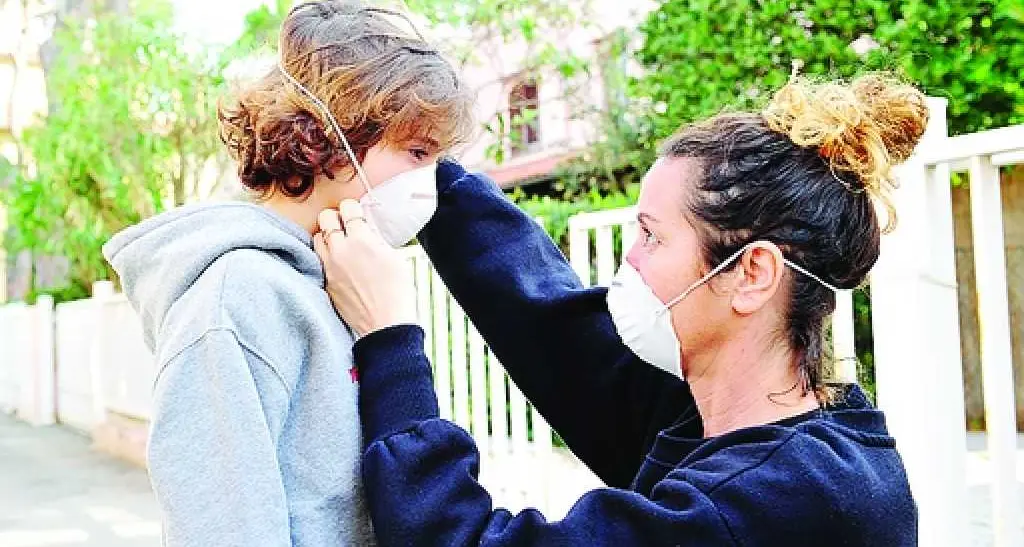 Due mascherine sono meglio di una: \"sopra quella chirurgica, una di stoffa\"