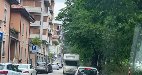 Un camper contromano immortalato in viale Rovereto