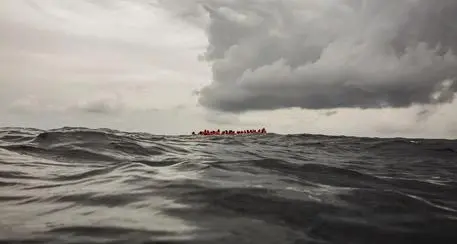 Naufragio di migranti: strage di donne e bambini ripescati 34 cadaveri