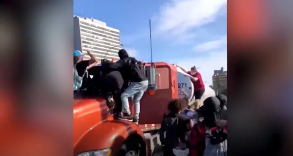 Minneapolis, camion diretto sulla folla L'autista rischia linciaggio - Video