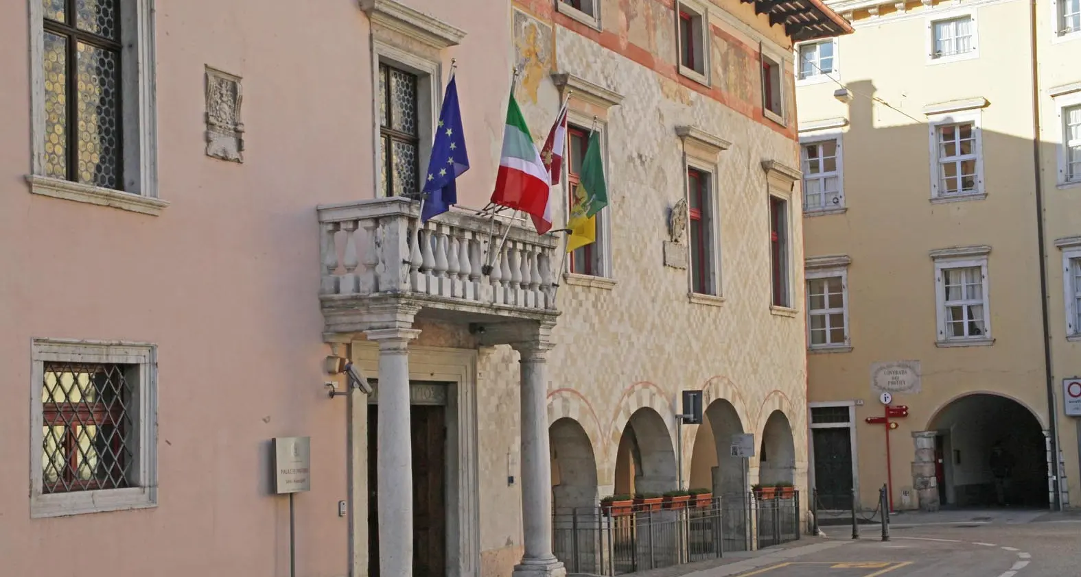 Lascia i suoi beni ai bambini poveri