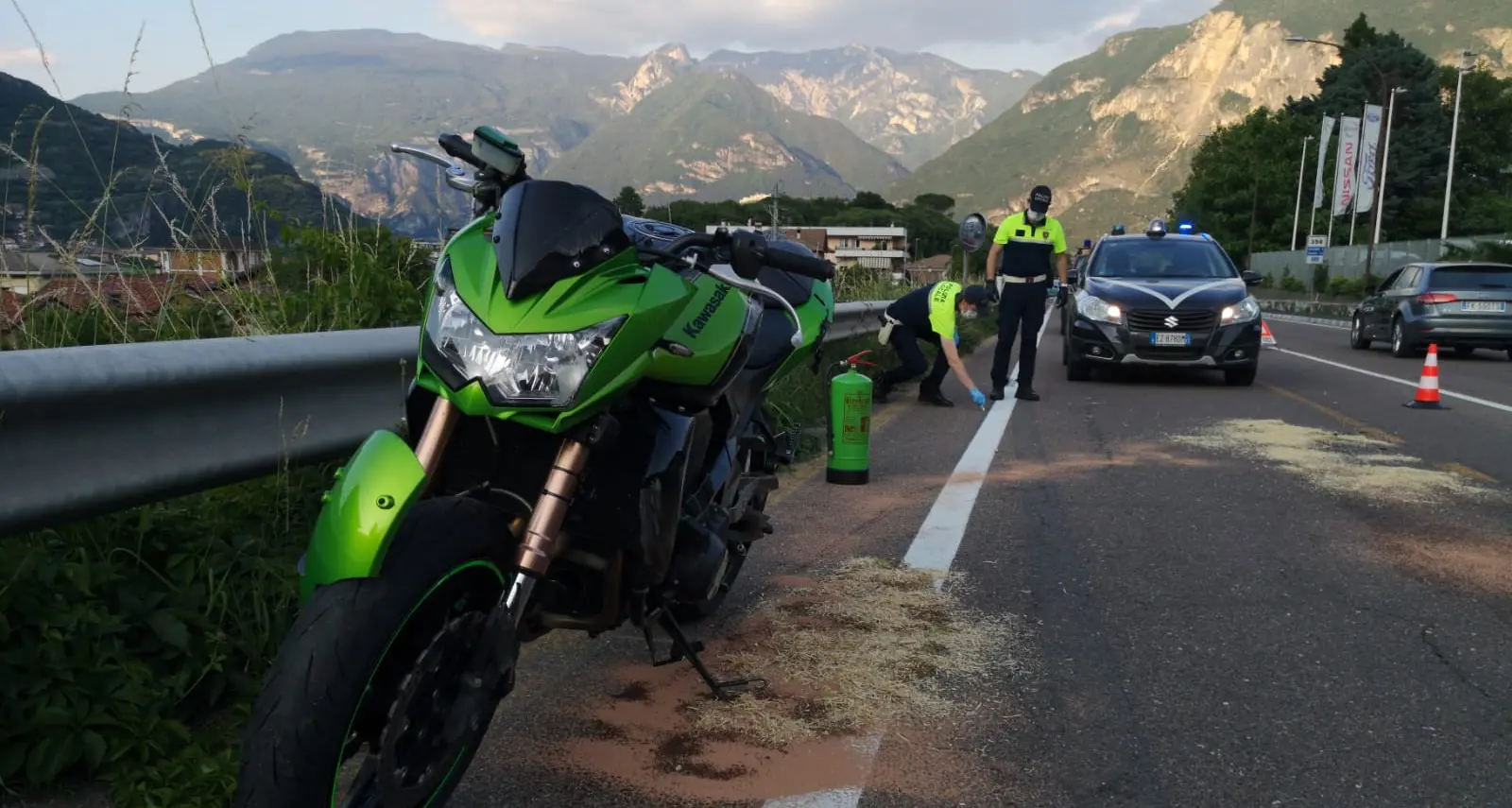 Moto investe pedone e cane a Volano: l'animale muore e il padrone ha un malore