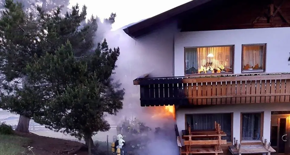 Incendio al ristorante prima dell'alba domato dai pompieri