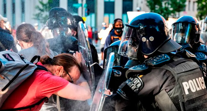 Se gli antirazzisti spaccano tutto