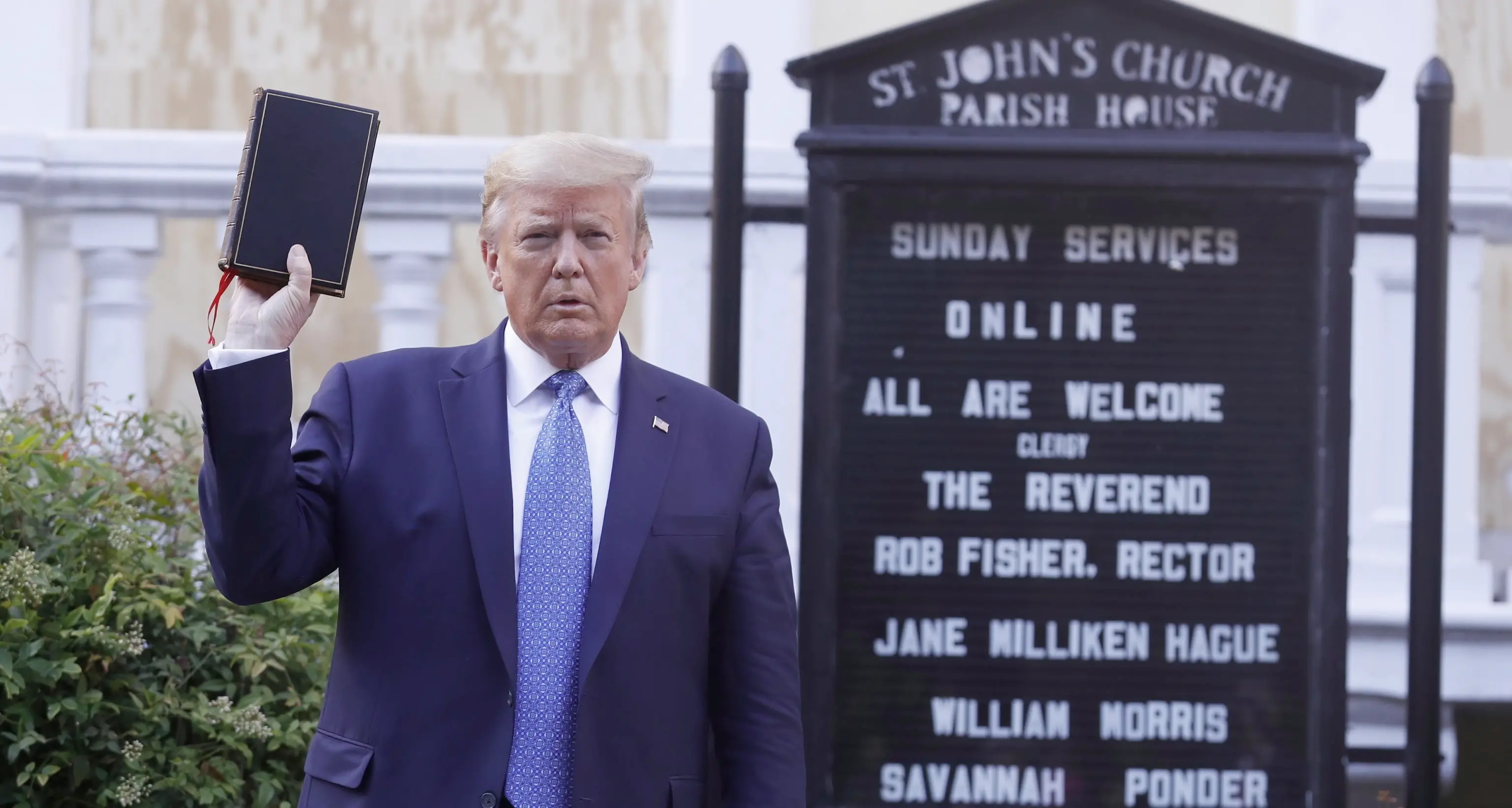 Proteste negli Usa: Trump mostra la bibbia e minaccia di mobilitare l'esercito
