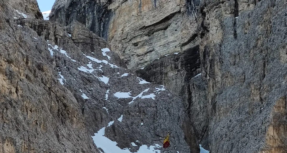 Escursionista ritrovato all'alba senza vita nel canalone Holzer (Gruppo del Sella) Le ricerche erano iniziate nella notte