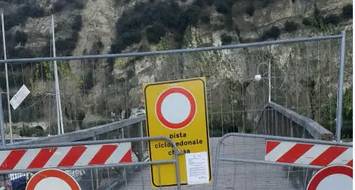 La Riva-Torbole a senso unico per consentire il by-pass ciclabile lungo il lago dopo le frane