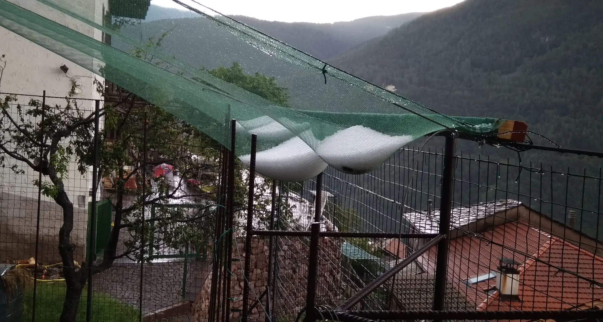 Val di Cembra pioggia e grandine per un furioso temporale guarda il VIDEO