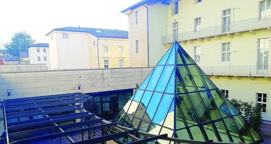 Biblioteca, con la piramide il cortile diventa una sala
