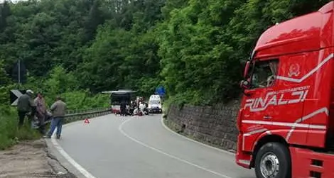 Scontro frontale moto-corriera grave il centauro sulla strada fra Lases e Civezzano