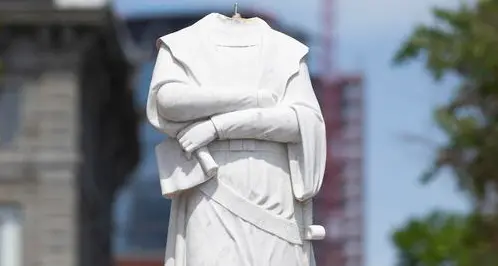 Proteste antirazziste: decapitata la statua di Cristoforo Colombo
