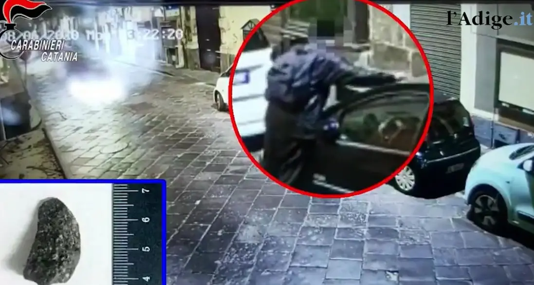 Incideva i parabrezza delle auto con disegni osceni - Il video