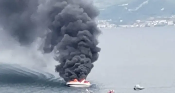 Fiamme a bordo: in quattro si salvano gettandosi in acqua