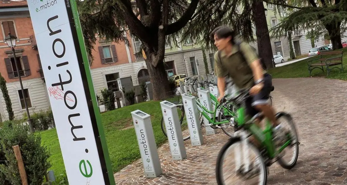 Giro di vite sul \"bike sharing\": aumenterà la sorveglianza e nuove regole contro gli abusi