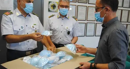 Donate alla Caritas di Trento 114 mascherine sequestrate dalla Guardia di Finanza