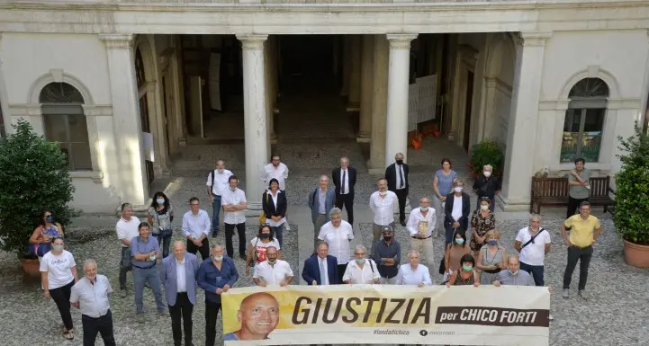 «Giustizia per Chico Forti» striscione bipartisan sul municipio di Trento