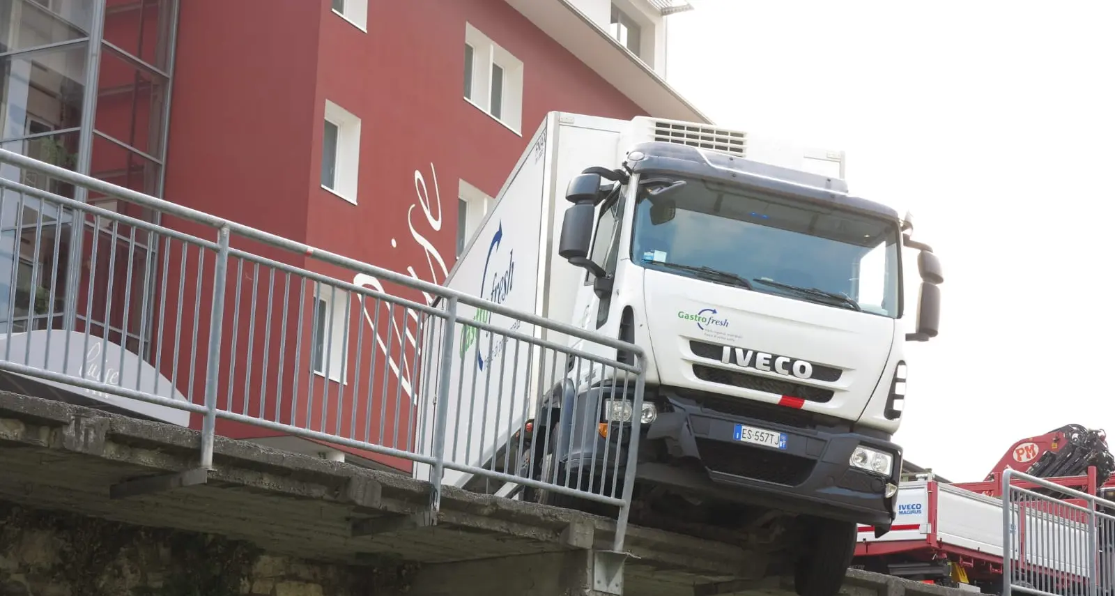 Riva, camion sbaglia manovra in bilico sullo sbalzo di fronte all'hotel Luise