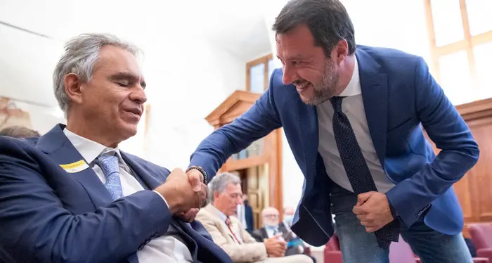 Bocelli con Salvini e Sgarbi al convegno «Il Covid non c'è»: «Chiedo sinceramente scusa»