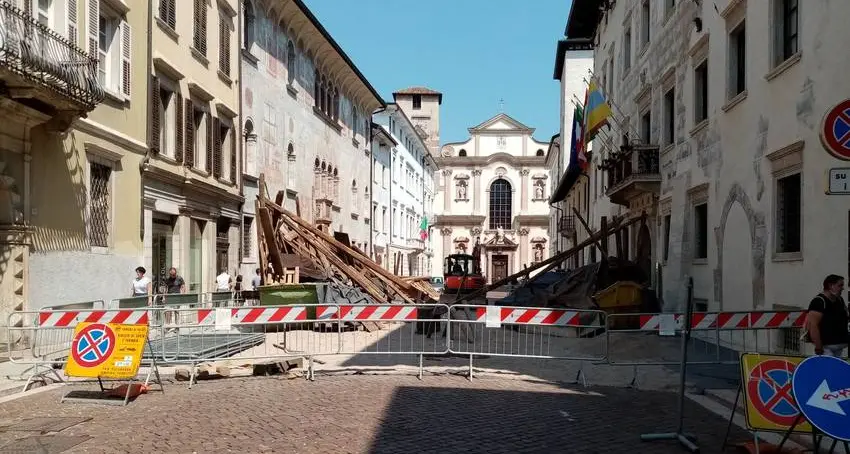 Il centro storico diventa un set per il film su Chiara Lubich via Belenzani chiusa al traffico