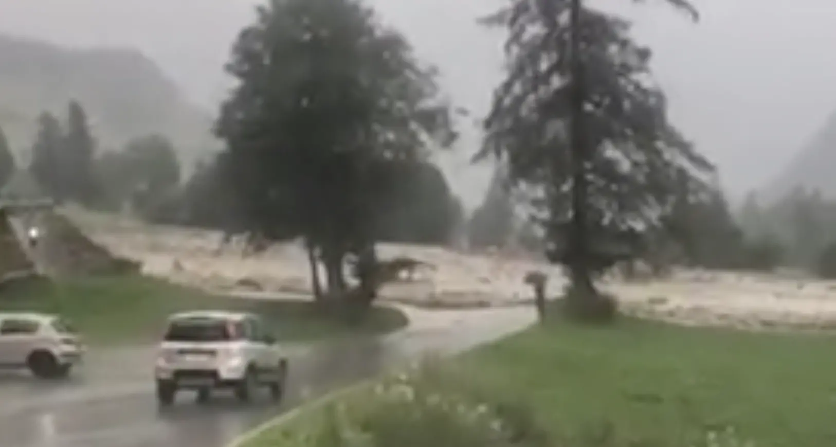 Forti temporali e grandine sul Trentino Occidentale esonda il rio Taviela in Val di Pejo auto bloccate, spazzata via la strada - VIDEO