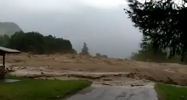 Frana sopra Peio, in 30 bloccati in malga Turisti portati a valle dai pompieri questa mattina Strada impraticabile e anche molti sentieri