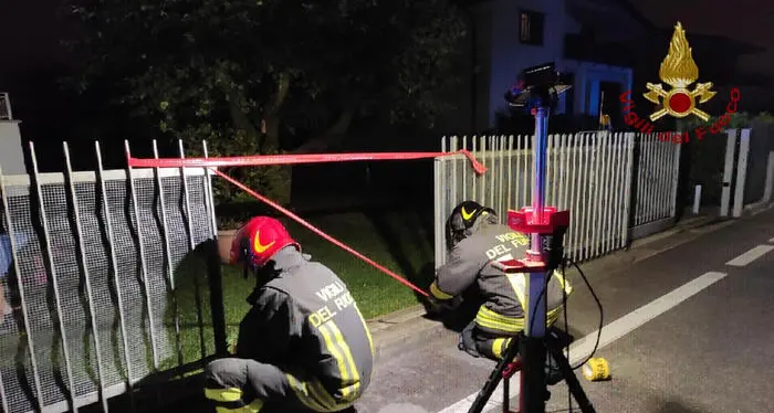 Un 14enne cade in bici e con il collo resta infilzato in una recinzione: è grave