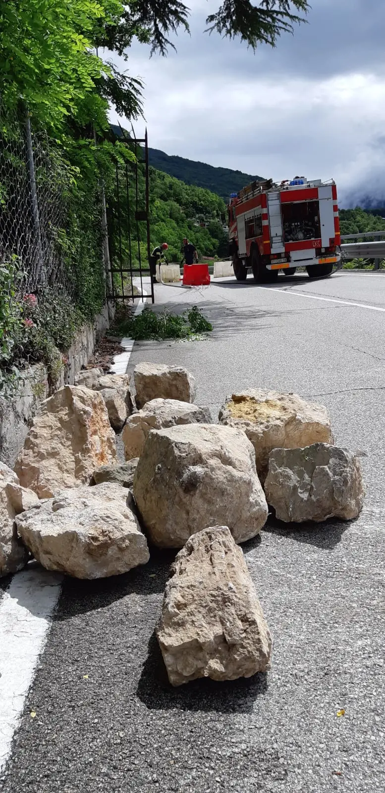Rovereto: frana con 30 massi finiti sulla statale per Vallarsa Strada chiusa fino a venerdì